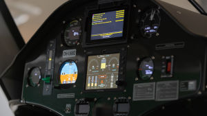 Instrumenten ser ganska långt ut som i ett vanligt flygplan men här finns också mätare som visar hur varma batterierna är och hur mycket laddning som återstår. Pipistrel alpha electro sähkölentokoneen ohjaamo