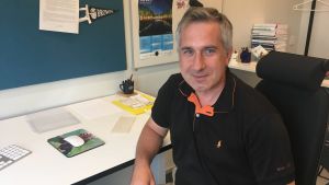 Den artificiella intelligensen kan gå igenom flera fall än en läkare någonsin kommer att se och höra om i hela sin livstid, säger Ion Petre. Professor Ion Petre sitter vid sitter arbetsbord.