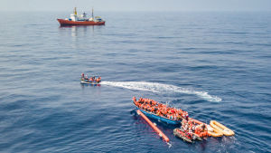 I april räddades fler än 250 migranter ca 50 kilometer utanför Libyens kust. Räddningsinsats för att rädda migranter på Medelhavet.