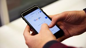 Båda händerna ska vara på ratten, inte på telefonen, då du kör. En mobiltelefon