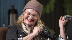 Ria Kataja som Radio Stages morgonshowvärd Karoliina. Foto från Esitystalous 3 på Esbo stadsteater.