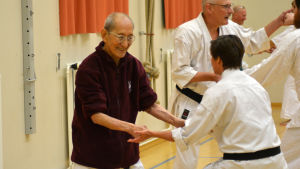 Sensei sparrar med Emma Wester. Sensei Mitsusuke Harada och Emma Wester tränar.