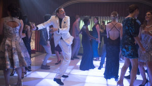 Johnny gör en John och valsar runt i Travolta-anda. Johnny English dansar disco som John Travolta.