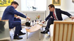 Talmannen Andreas Norlén och Moderatledaren Ulf Kristersson. Talmannen Andreas Norlén bjuder Ulf Kristersson (M) på kaffe.