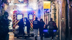 Tre döda och flera allvarligt skadade har tagits om hand. Fullt av ambulanser i julgatans sken i Strasbourg.