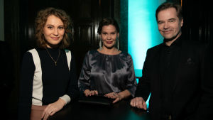 Saga Sarkola (Lilla My), Edith Holmström (Snorkfröken) och Carl-Kristian Rundman (Muminpappan) på premiären. Skådespelaren på Moomin-seriens premiär.