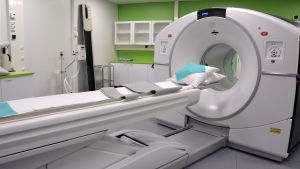 PET-CT apparaten togs i bruk vid Vasa centralsjukhus i början av året. PET/CT-kameran vid isotopenheten i Vasa centralsjukhus.