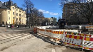 Hela parken vid Åstorget är avstängd. Reparationsarbetena pågår till sent på söndag kväll. Helsingegatan är avstängds vid Åstorget på grund av massiv vattenläcka.
