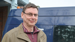 Olovliga installationer är väldigt sällsynta i Borgå, säger arbetschef Peter Ekstam. man framför blå skåpbil