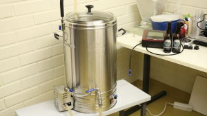I den här 30 liters receptbyttan experimenterar ölbryggarvännerna. En ölbryggartunna står på ett bord.