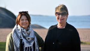 Jennika Friman och Elina Lahtinen hoppas båda på en framtid för sjusovardagen. En kvinna med mörkt hår och tjock halsduk runt halsen och en kvinna med ljust hår och solglasögon.
