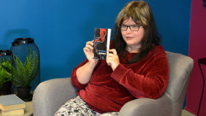 Nathalie Järnström presenterar lättläst litteratur. kvinna i fåtölj med bok