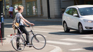 Bättre cykelbanor hoppas man leder till att fler väljer detta miljövänliga fordon. bild på en cyklist