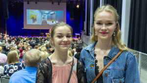 Jasmin Lampinen och Anni Sorvisto har studerat till närvårdare. Utexaminering på gång i festsal.