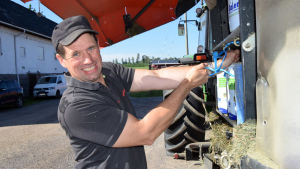 Sjundeåbon Fredrik Grönberg i somrig bild från 2019. Jordbrukare Fredrik Grönberg på Mörsbacka gård i full färd med höbärgningen.