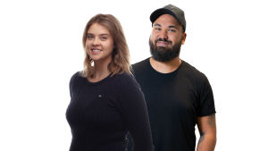 Programledarna Monica Ollas och Emil Jokipalo. Monica Ollas och Emil Jokipalo står framför en vit bakgrund och ler mot kameran.