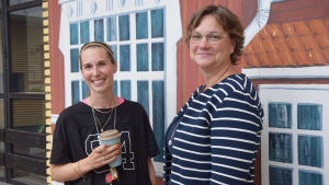Vice rektor och lärare Helena Bardy undervisar årskurs 2 och rektor Katarina Lodenius har 12 timmar undervisning i veckan utöver sitt rektorskap. Två kvinnor står bredvid varandra och ler mot kameran. Bakom dem finns en målning och fönster.