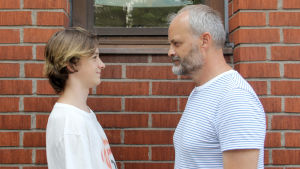 Två versioner av Juha. Love Hellberg och Johan Rheborg skildrar skolgårdsångest och vuxenskuld i filmversionen av Jonas Gardells roman ”En komikers uppväxt” Två versioner av Juha. Love Hellberg och Johan Rheborg skildrar skolgårdsångest och vuxenskuld i filmversionen av Jonas Gardells roman ”En komikers uppväxt”