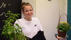 Sole Garghentino-Nygård har säkert fler timmar än 24 per dygn till sitt förfogande. Hon jobbar dagtid i sportaffären som är granne till matsvinnsbanken, där det frivilliga kvällsskiftet börjar efter klockan 18 och ibland först efter klockan 20. En kvinna står vid en liten betjäningsdisk. Kylskåp bakom henne. Hon ler, är glad.