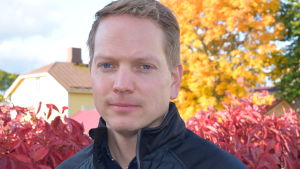 Frank Hoverfelt är vd vid Ekenäs Energi. Frank Hoverfelt omgiven av färggranna höstlöv.