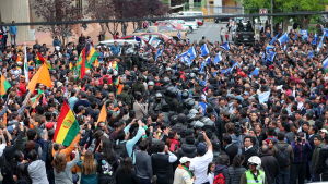 Anhängare till kandidaten Carlos Mesa (orange) och anhängare till president Evo Morales (blå) demonstrerar i La Paz 21.10.2019 Anhängare till kandidaten Carlos Mesa (orange) och anhängare till president Evo Morales (blå) demonstrerar i La Paz 21.10.2019