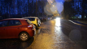 När Ensbacka parkering är full kan det finnas lediga platser om man svänger in på Gamla Helsingforsvägen och kör en liten, liten bit mot den ortodoxa kyrkan. Bilar parkerade längs väg i regnväder.
