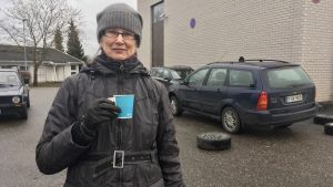 Tuula Lind är glad över att ha vinterdäck under då kölden kommer. Tuula Lind dricker kaffe.