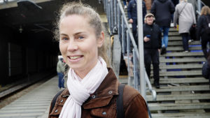 Karin Angus har pendlat i två månader, och flyttade till Malmö för att hon fick jobb i Köpenhamn. Karin Angus på tågperrongen.
