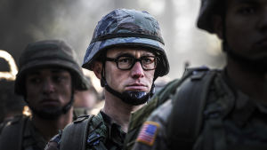 Edward Snowden (Joseph Gordon-Levitt) är angelägen om att tjäna sitt land. Edward Snowden (Joseph Gordon-Levitt) står som soldat i led.