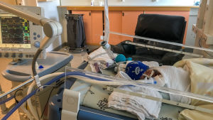 Under de två första veckorna kunde föräldrarna inte ens röra Isac. Prematurbebis på sjukhus.