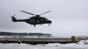 Helikoptrar deltar också i krigsövningen. Försvarsmaktens helikoptrar deltog i sjöräddningsövningen utanför Replot. Helikoptern lyfter från Vallgrunds sjöbevakningsstation.