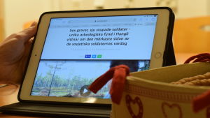 En av de tio mest lästa artiklarna på Yle Västnylands webbplats ifjol handlar om de sovjetiska soldatgravarna i närheten av Syndalen i Lappvik i Hangö. En läsplatta med en artikel som Yle Västnyland skrivit. Handlar om krigsarkeologiskt fynd i Hangö där man hittade sovjetiska soldatgravar.