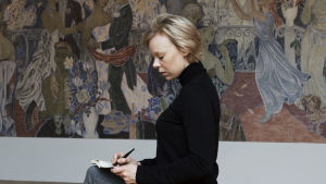 Det sitter i handen. Alma har skrivit, skissat och målat i månader. Skådespelaren Alma Pöysti framför en av Tove Janssons fresker på Helsingfors konstmuseum HAM.