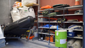 I lagret för oljebekämpningsmaterialet vid Karis brandstation finns allt möjligt som brandmännen kan ta med sig vid oljeolyckor. Utrustning som används vid oljebekämpning, i bild all möjlig utrustning bl.a. en gummibåt och linor,
