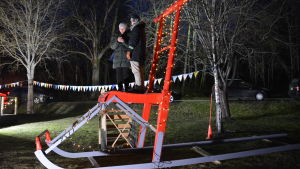 Så här såg det ut då Charlotta friade till Rasmus. En kvinna och en man står på en gigantisk upplyst sparkstötting.