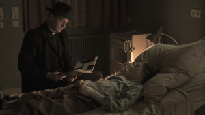 Den tyska science fiction-dramaserien har två säsonger att se på. scen från den tyska TV-serien Dark, en man står vid en säng där ett litet barn ligger