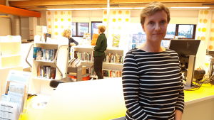 Bibliotekschefen i Raseborg, Heidi Enberg, och den örviga personalen kan nu göra det arbete i biblioteken som de i vanliga fall inte riktigt hinner med. Heidi Enberg i Ekenäs bibliotek.