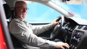 På Bilskola Fagerholm fortsätter verksamheten som vanligt coh än så länge finns det ingen orsak att avboka körlektioner. Peter wendell sitter i bilen med ena handen på ratten och andra på växelspaken