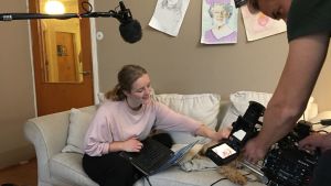 Julia Degerth och hennes hund Berran filmas för Svenska Yles dokumentär Klimatkärlek. Julia uppdaterar blogg och somekanaler flera gånger om dagen, läser följarnas kommentarer och svarar dem Julia Degerth