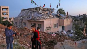 Byggnaden i bakgrunden har utsatts för en israelisk attack efter att husets palestinska ägare anklagats för att ha deltagit i en bombattack som dödade en israelisk tonåring på Västbanken förra året. Söndersprängt hus på Västbanken. Bilden tagen 11.5.2020