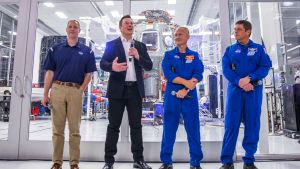 SpaceX vd Elon Musk (andra från vänster) presenterar SpaceX planer i oktober 2019. På bilden också astronauterna Douglas Hurley och Robert Behnken samt Nasa-chefen Jim Bridenstine SpaceX-grundaren Elon Musk tillsammans med astronauterna Douglas Hurley och Robert Behnken.