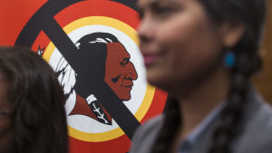 Organisationen "Change the Mascot" försökte övertala Snyder att ändra namn och logo redan 2014. Protest mot laget år 2014.