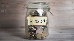 Den största delen av finländarna litar på det finländska pensionssystemet. En burk med slantar i. På burken står det pension.