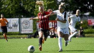 Närkamp mellan PK-35:s Marie Mäkinen och KuPS Mckenzie Grossman. Marie Mäkinen och Mckenzie Grossman kämpar om bollen.