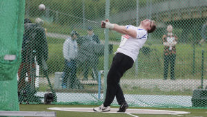 Aaron Kangas noterades som bäst för 79,05 i år – det tredje bästa resultatet genom tiderna i Finland. Aaron Kangas kastar slägga.