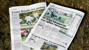 Både Ålandstidningen och Nya Åland slog på stora trumman då Grönlund nätade. Ålandstidningen och Nya Åland ligger på en gräsmatta. I tidningarna står det om Frans Grönlunds segermål för IFK Mariehamnn borta mot RoPS. "Frans fixade tre poäng" och "20-åriga inhopparen stor hjälte i Rovaniemi".