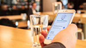 Efter Irland och Island är Finland det land där medborgarna bäst tagit till sig en spårningsapp för coronaexponeringar. En person håller en telefon i handen och har öppnat Coronablinkern- appen.
