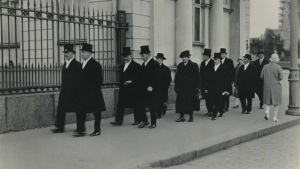 Väinö Tanners regering på väg till president Relander. Väinö Tanners regering på väg till president Relander.
