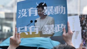 Fjolårets demonstranter visade sin avsky för Hongkongs ledare Carrie Lam. I dag skulle det sannolikt vara ett brott mot säkerhetslagarna att visa upp en sådan affisch. Fjolårets demonstranter visade sin avsky för Hongkongs ledare Carrie Lam. Idag skulle det sannolikt vara ett brott mot säkerhetslagarna att visa upp en sådan affisch.