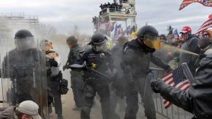 Polisen tvingades ta till våld och ingripa. Poliser i kravallutrustning mitt i demonstrationer.